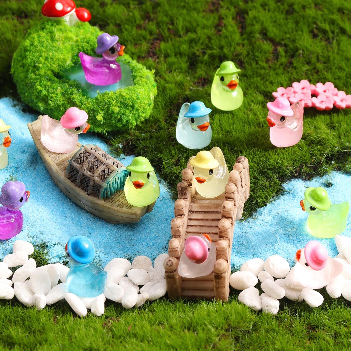 VICROIC 100 PCS Luminous Mini Resin Ducks — Glow in the Dark Decor for Dollhouses, Gardens & Parties