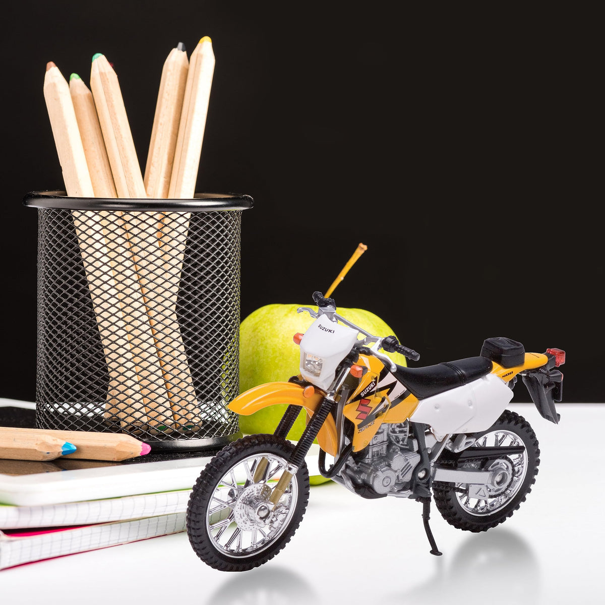 Welly Die Cast Suzuki RM250 Yellow 1:18 Scale Motorcycle – Collectible Dirt Bike Model
