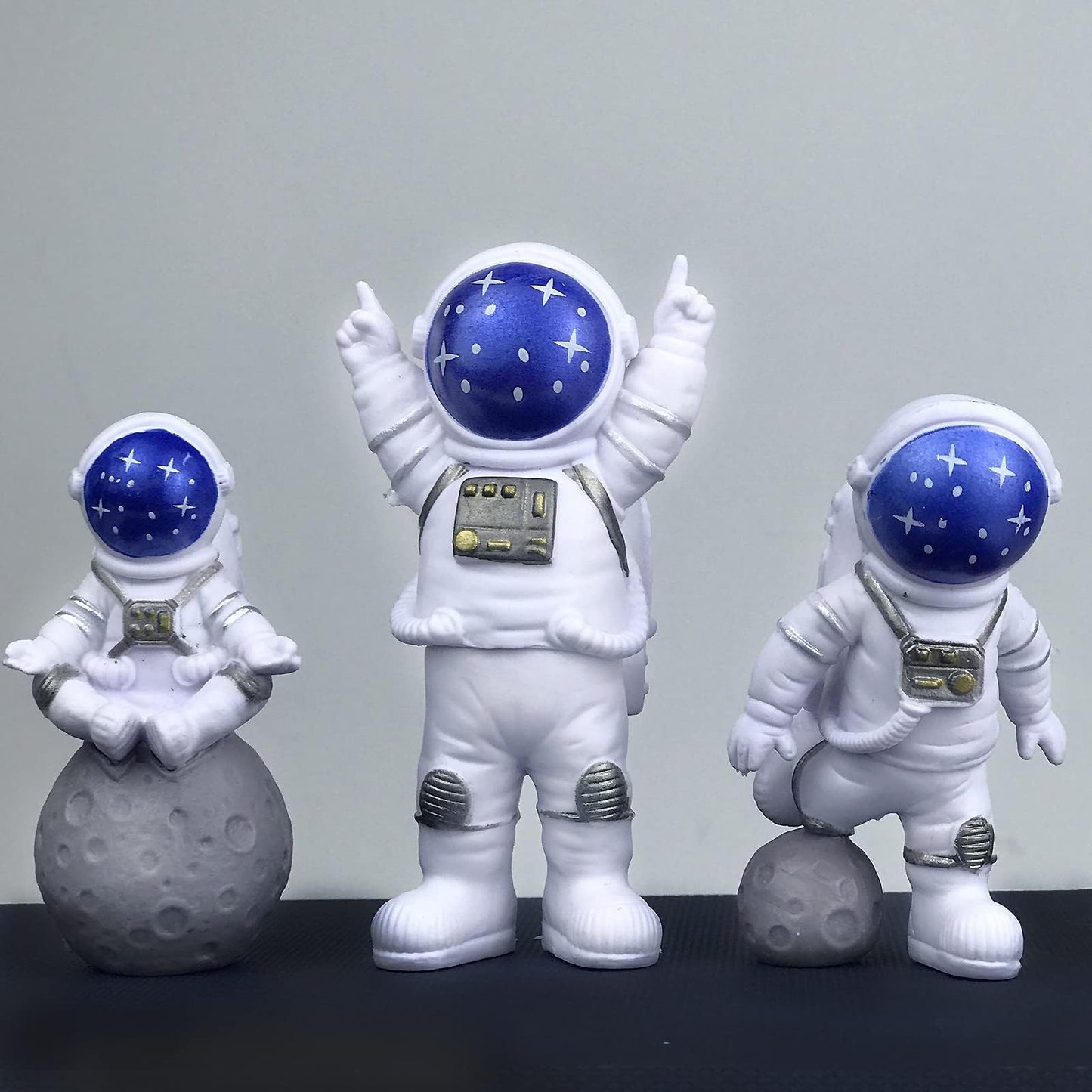 WINUSD 4PCS Astronaut Figurine Set – Blue Resin Desk Decor, 3 Figurines + Keychain