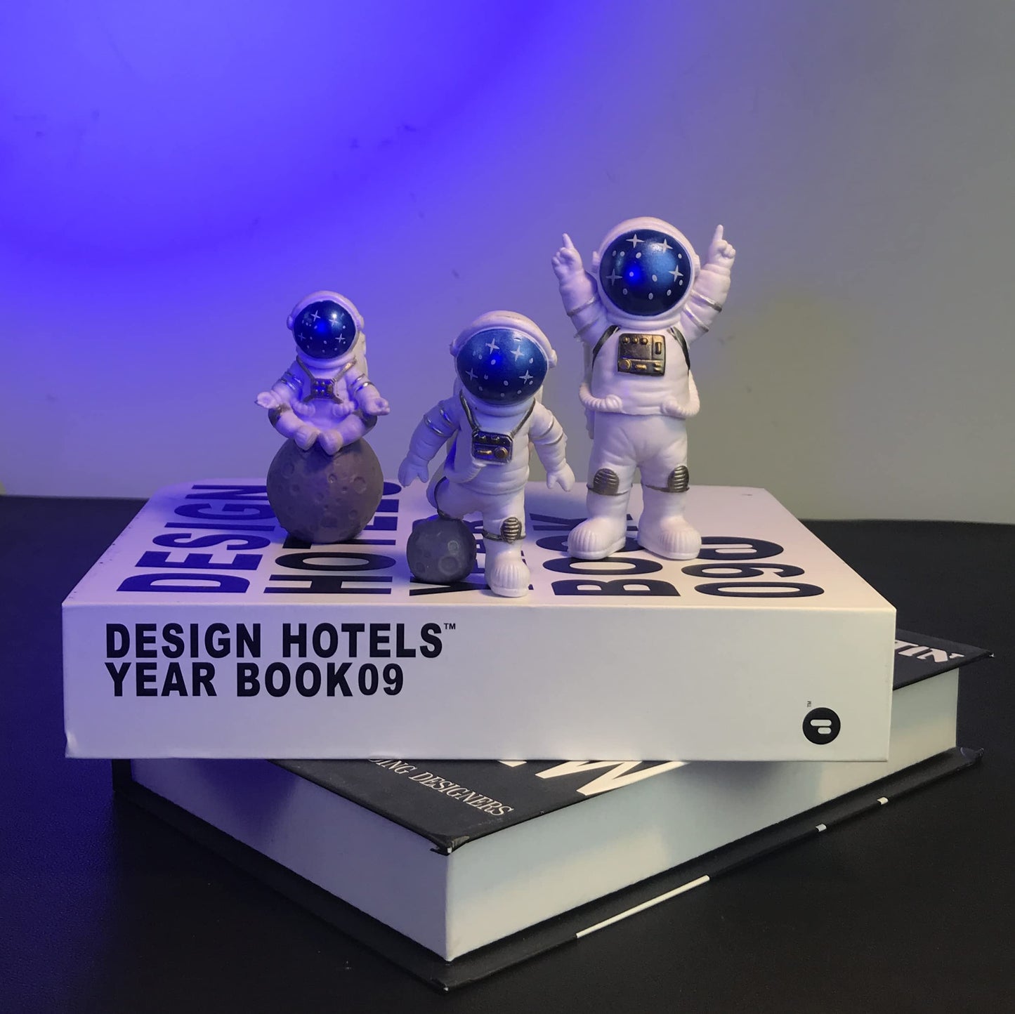 WINUSD 4PCS Astronaut Figurine Set – Blue Resin Desk Decor, 3 Figurines + Keychain