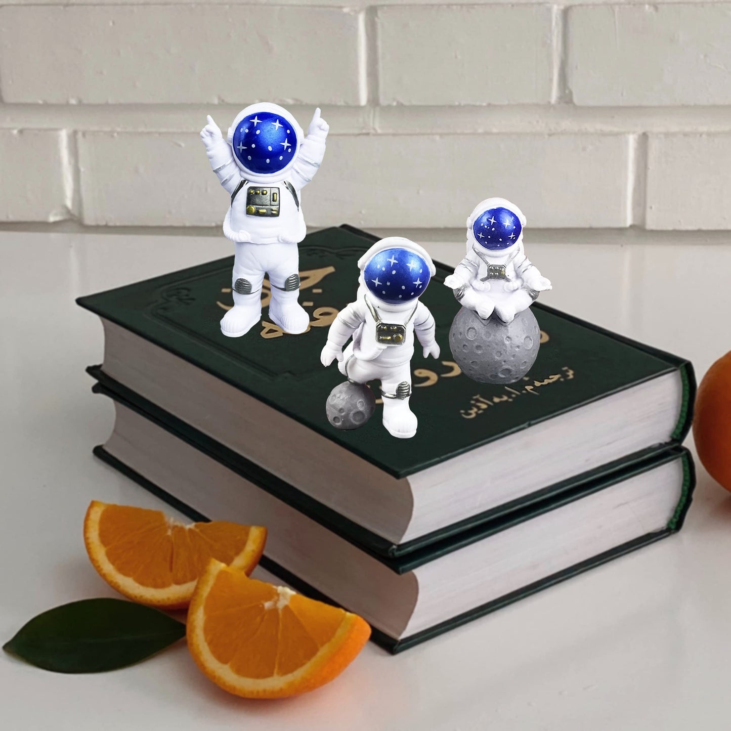 WINUSD 4PCS Astronaut Figurine Set – Blue Resin Desk Decor, 3 Figurines + Keychain