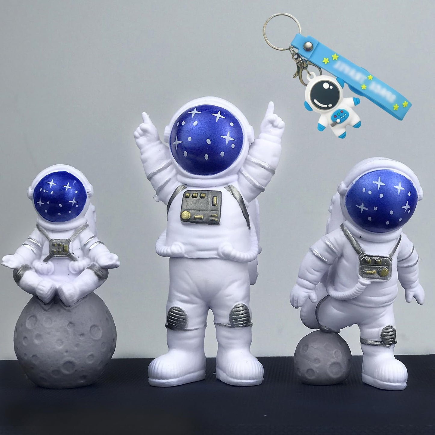 WINUSD 4PCS Astronaut Figurine Set – Blue Resin Desk Decor, 3 Figurines + Keychain