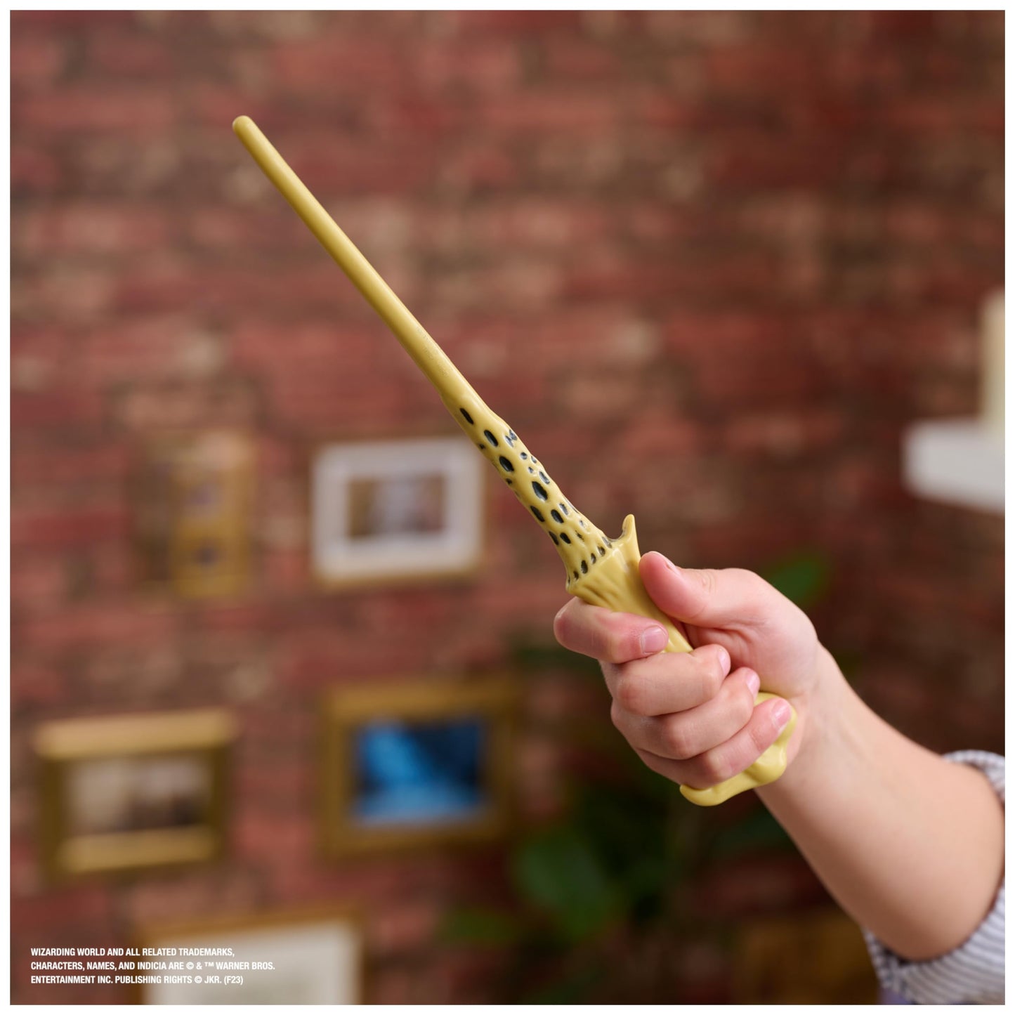 Wizarding World Voldemort Wand – 12-Inch Magical Collector with Stand & Die-Cast Icon
