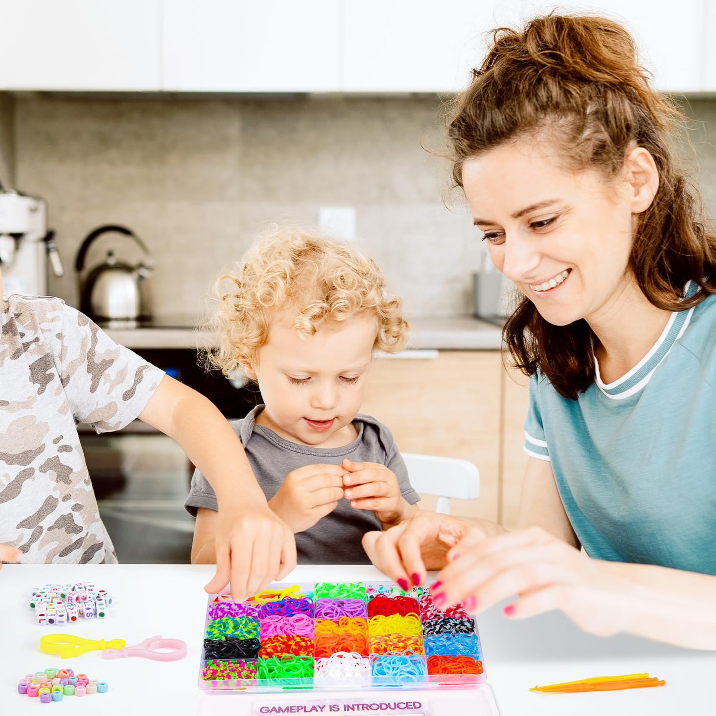 XKDOUS Rubber Band Bracelet Kit | 2000+ Bands, 21 Colors, Organizer & Pendants for Kids 6+