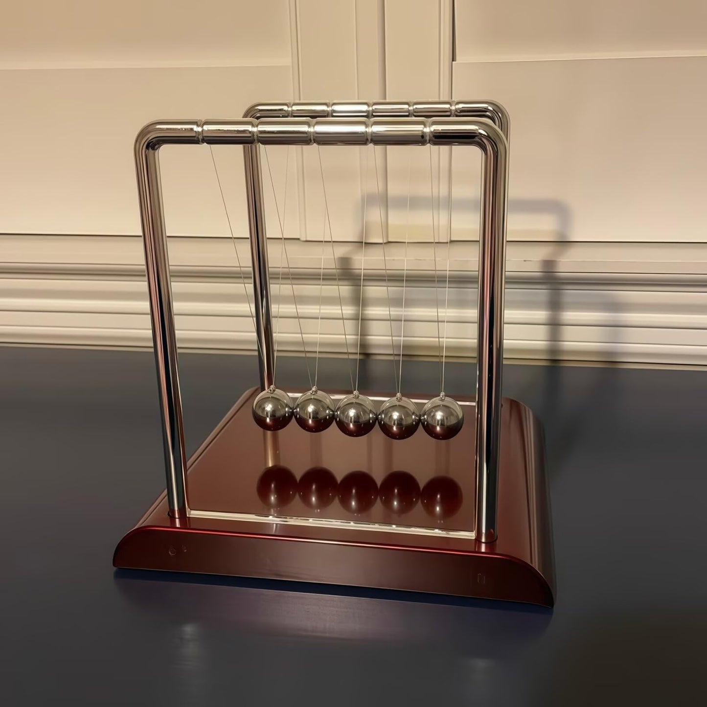 Yoqanr Newton's Cradle – 5 Steel Balls, Deep Red Base, Balance Pendulum for Physics Learning, Desk Decor