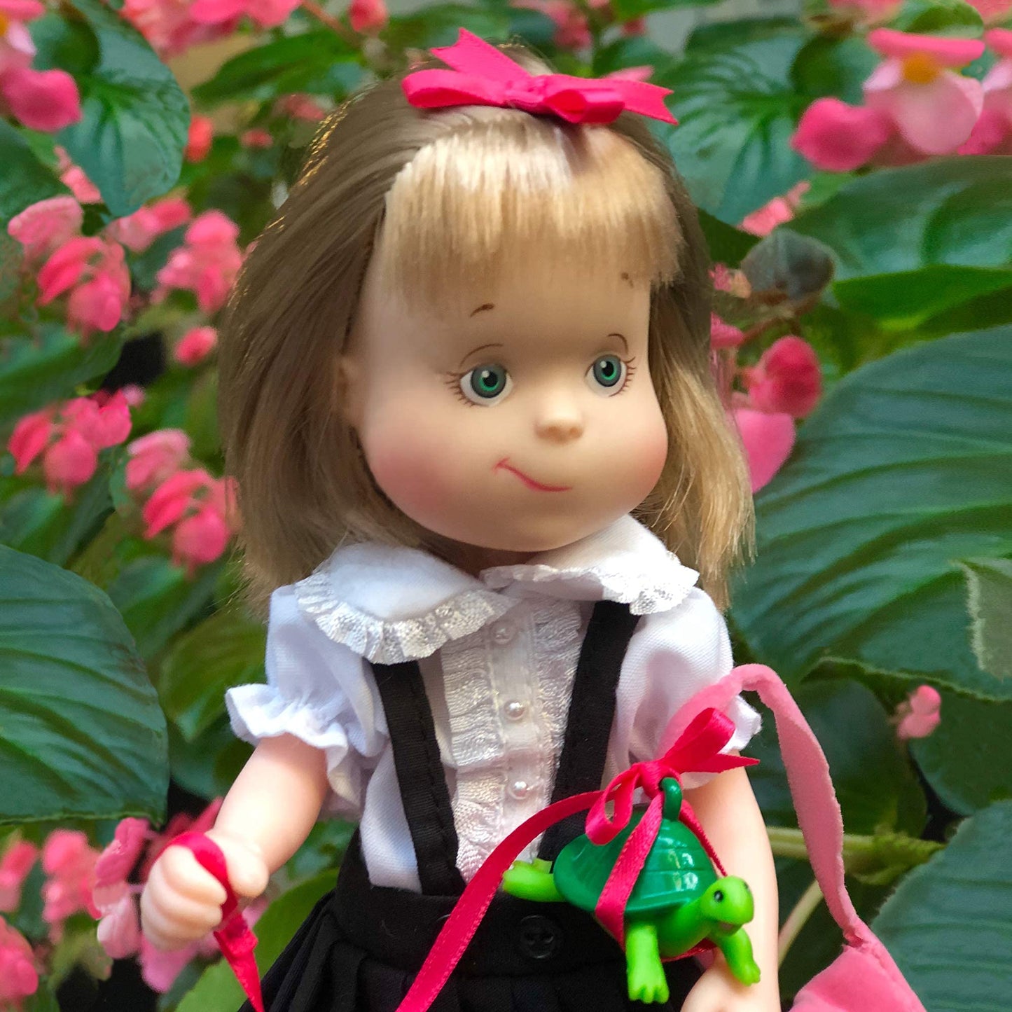 YOTTOY Eloise Collection | Poseable Doll with Skipperdee Turtle & Take-Along Box