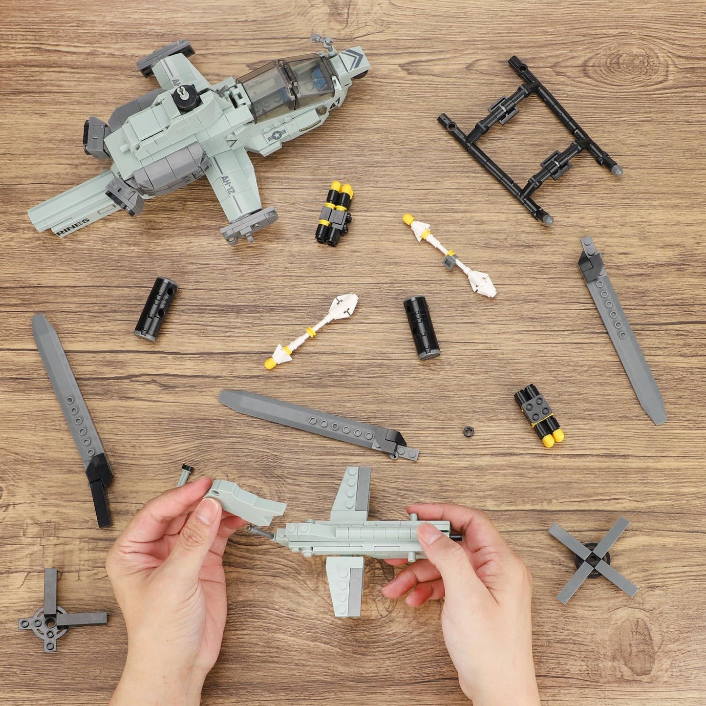 YYKNGYI AH-1Z Viper Attack Helicopter Building Block Set (597 Pieces) – Compatible with Lego Plane Set