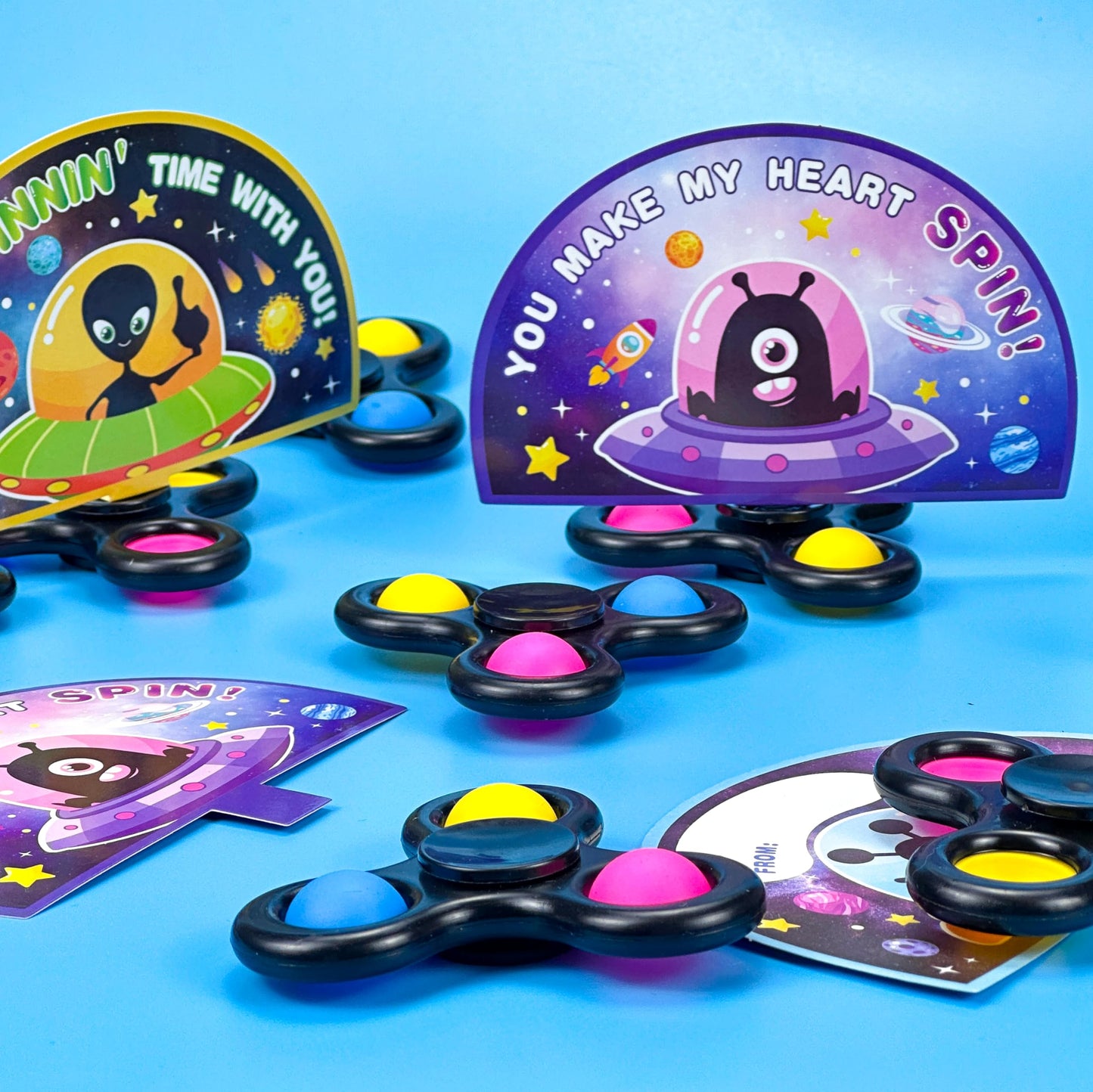 ZIRSENG 28-Pack Valentines Spinner Set with Alien Cards – Classroom Gifts