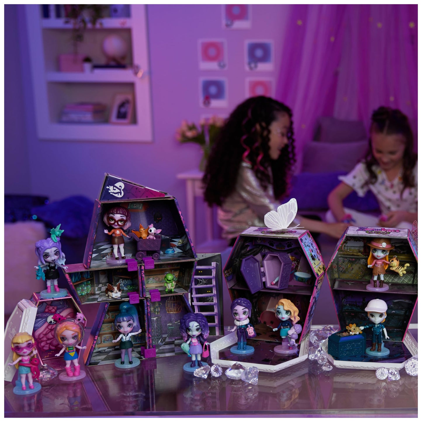Zombaes Forever Wild Vibes Rest in Show Deluxe Set – 2 Exclusive 3.5-Inch Dolls & 2 Pets